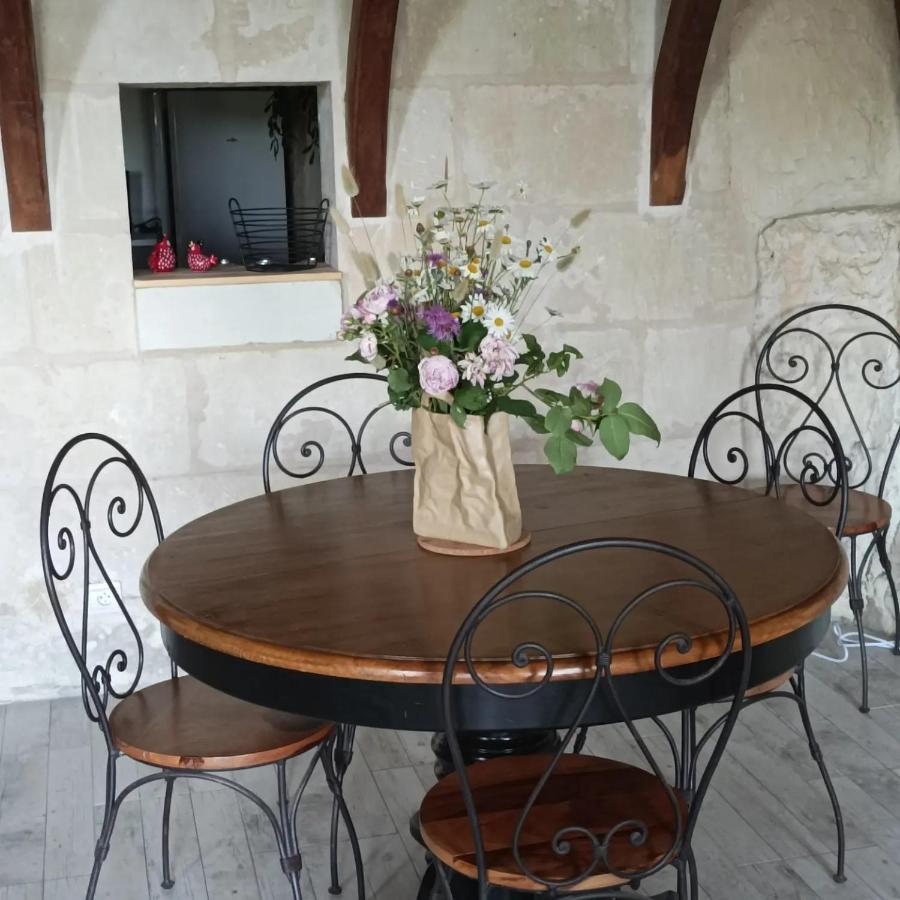 Gite Des Perreyeurs - Maison Troglodyte Avec Vue Sur Loire Montsoreau Esterno foto