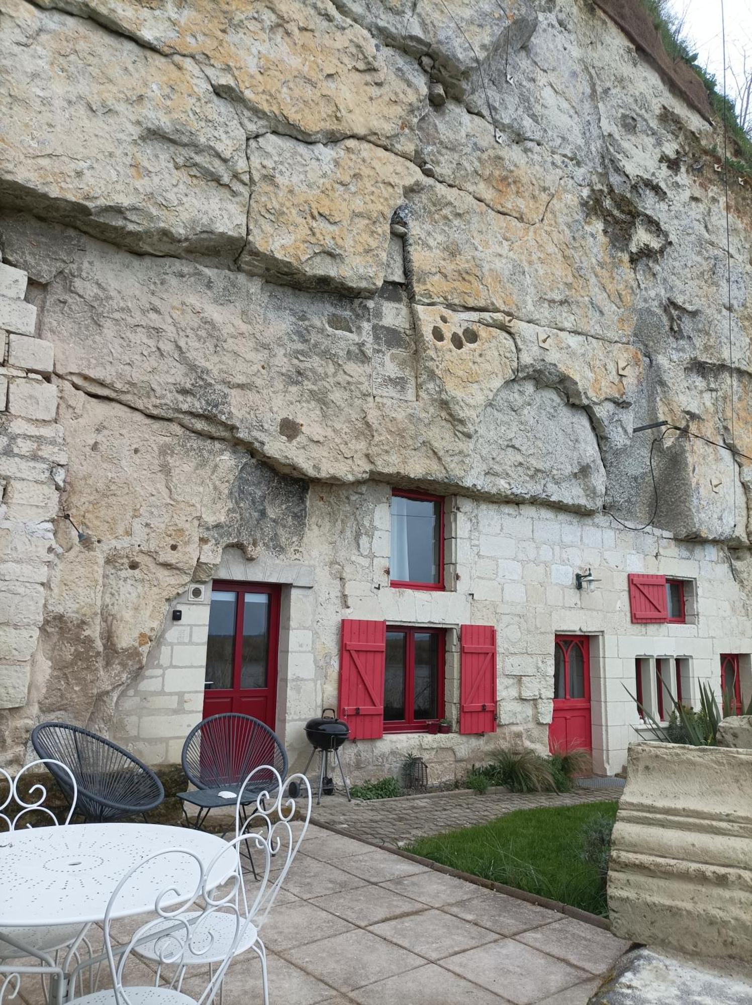 Gite Des Perreyeurs - Maison Troglodyte Avec Vue Sur Loire Montsoreau Esterno foto