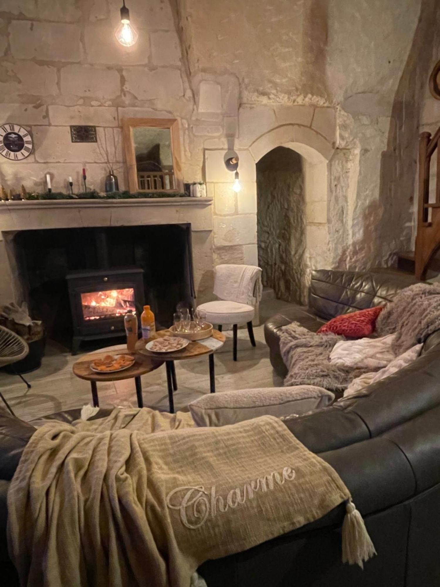 Gite Des Perreyeurs - Maison Troglodyte Avec Vue Sur Loire Montsoreau Esterno foto